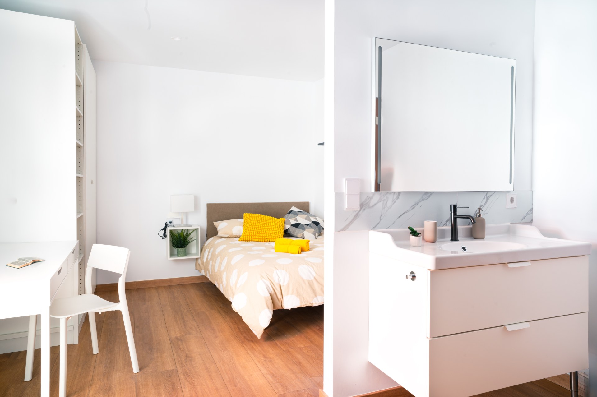 Habitación blanca con baño incluido